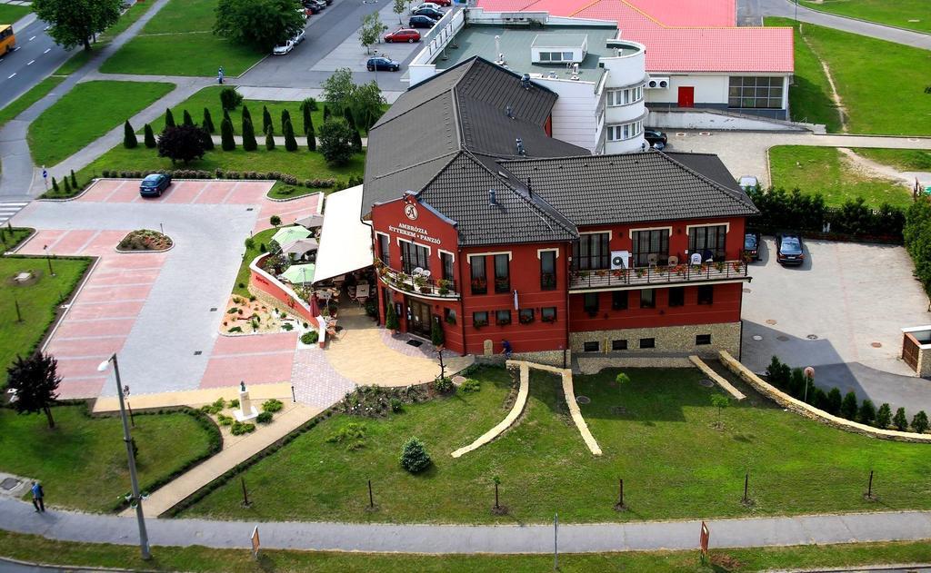 Bed and Breakfast Ambrózia Étterem és Panzió à Kazincbarcika Extérieur photo