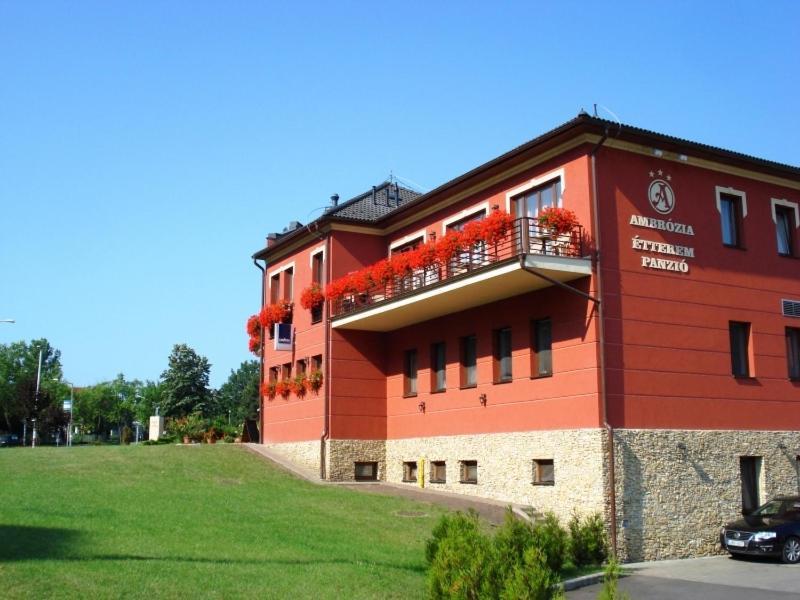 Bed and Breakfast Ambrózia Étterem és Panzió à Kazincbarcika Extérieur photo